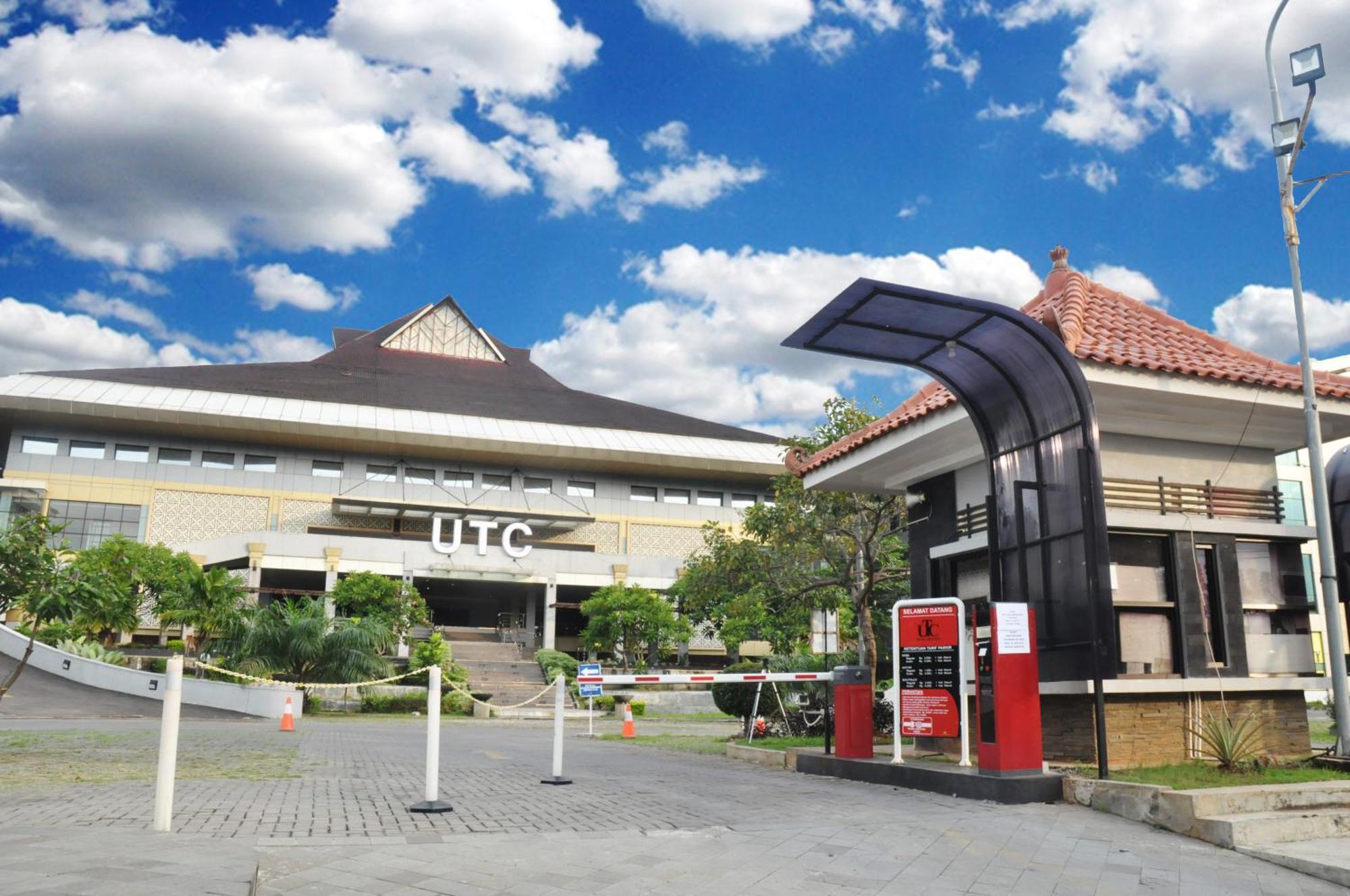 Utc Hotel Semarang Esterno foto